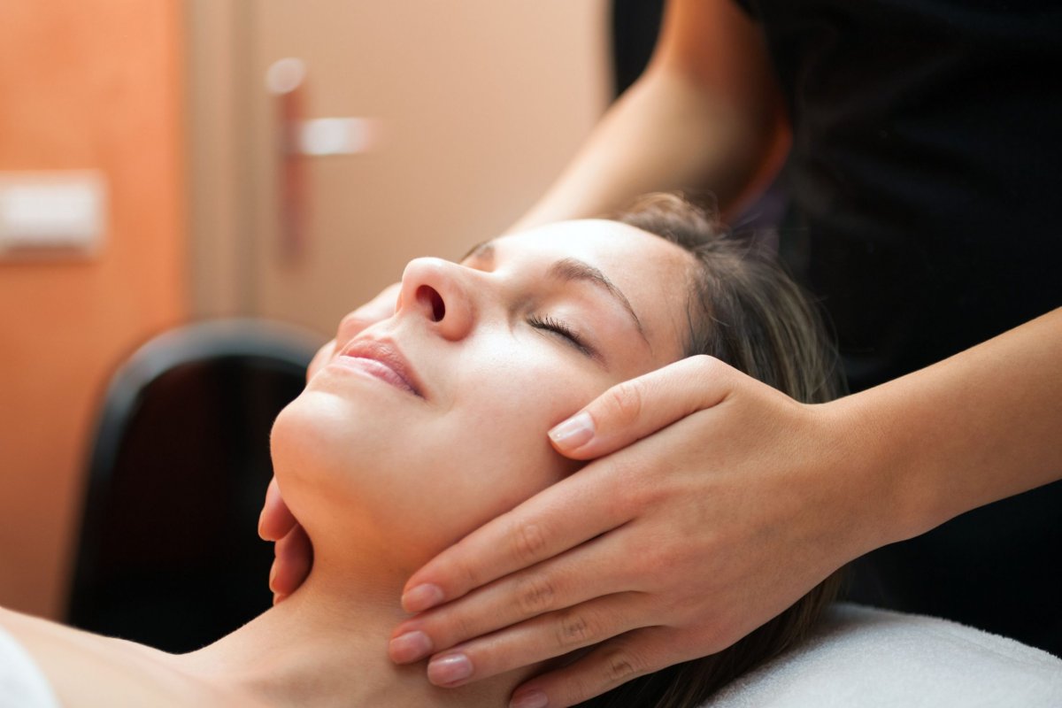 Lymphdrainage im Gesicht: Vorteile und Anwendungsweise